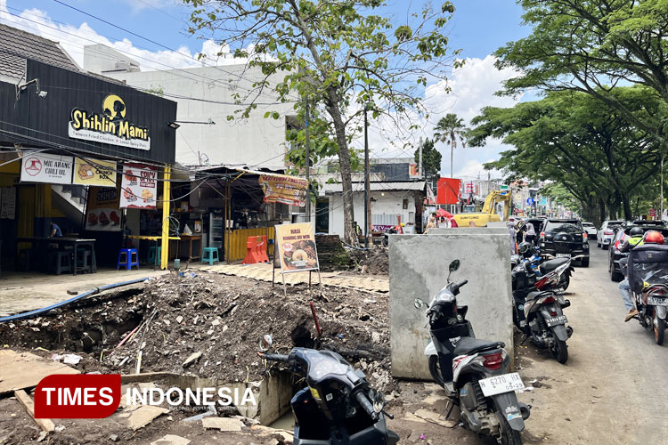 Sejumlah warung UMKM di sekitaran Suhat Kota Malang terlihat sepi pembeli saat ada pengerjaan proyek drainase. (FOTO: Rizky Kurniawan Pratama/TIMES Indonesia)