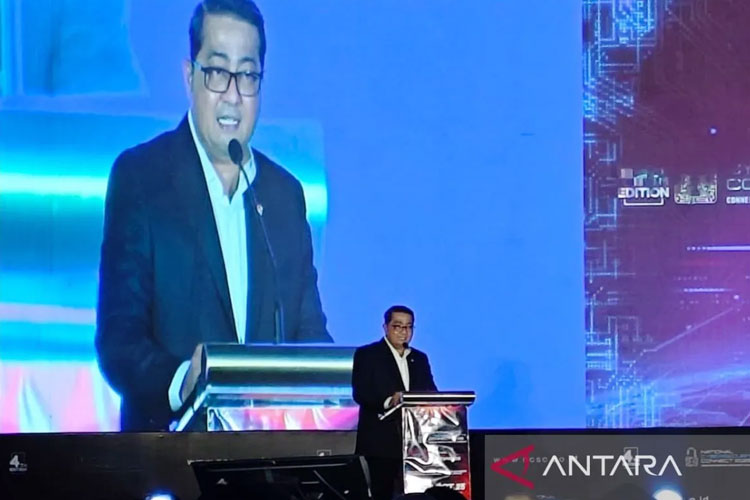 Menteri Ekonomi Kreatif (Menekraf) Teuku Riefky Harsya saat menyampaikan sambutannya dalam acara National Cybersecurity Connect 2025 di Jakarta Selatan pada Rabu (29/10/2025. (FOTO: ANTARA/Farhan Arda Nugraha)