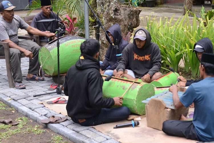 Saat penampilan grup musik Okol warga Segaran, Tiris, Probolinggo di kegiatan sosialisasi