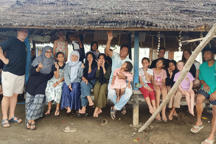 Suasana kegiatan mengajar Bahasa Inggris bersama para volunteer di Kampung Bangko Palut, Lombok Barat. (foto: UIN Maliki Malang)