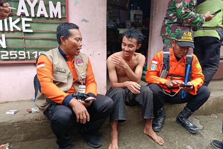 Kasi Kedaruratan BPBD Kudus Ahmad Munaji tengah berbincang dengan pendaki yang terjatuh dan selamat setelah dievakuasi tim gabungan, Rabu (29/10/2025). (FOTO: ANTARA/HO-BPBD Kudus)