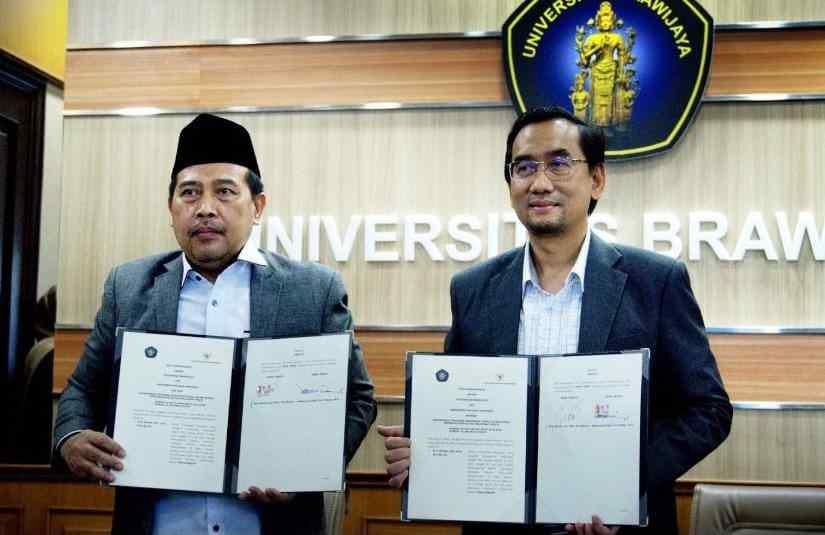 Rektor UB dan ketua ORI usai menandatangani Memorandum of Understanding (MoU) di Gedung Rektorat UB, Kamis (30/10/2025). (Foto: Fiki/TI.