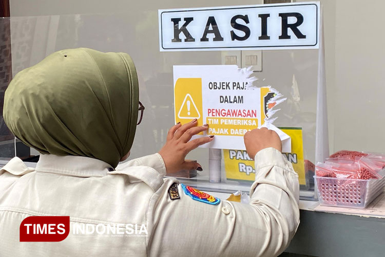 Bapenda Lepas Stiker Pengawasan Rumah Makan di Banyuwangi