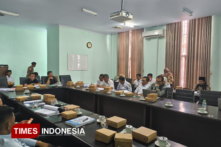 Asparjo saat audiensi dengan komisi A DPRD Jombang di DPRD Jombang. (FOTO: Rohmadi/TIMES Indonesia)