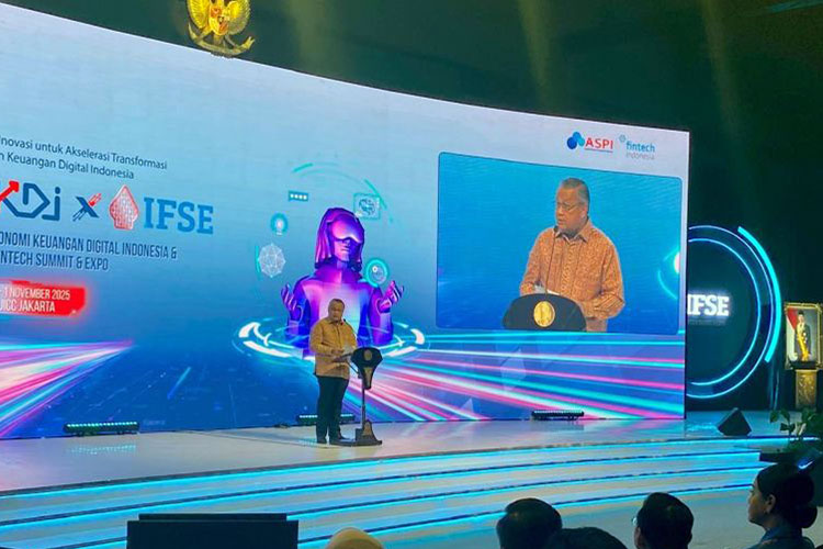 Gubernur BI Perry Warjiyo menyampaikan kata sambutan dalam acara Festival Ekonomi Keuangan Digital Indonesia (FEKDI) x Indonesia Fintech Summit and Expo (IFSE) 2025 di Jakarta, Kamis (30/10/2025). (Foto: Antara/Rizka Khaerunnisa)