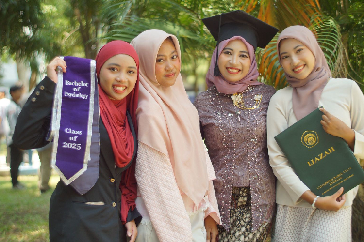 Dua Gelar, Satu Pengabdian: Juanita Matkhurotin Buktikan Perempuan Bisa Berdaya dan Berilmu