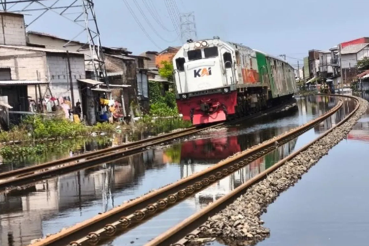 Banjir Mereda, KA Jember-Jakarta Kembali Beroperasi dengan Kecepatan Dibatasi