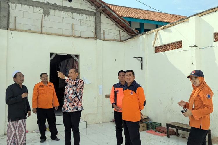 Atap Asrama Putri Ponpes Situbondo Ambruk, Tim BPBD Jatim Langsung Lakukan Assessmen