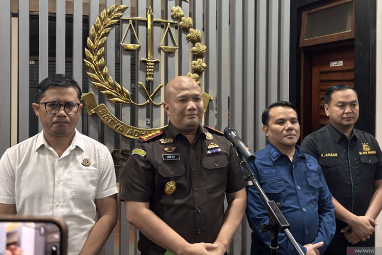 Kepala Kejari Kota Bandung Irfan Wibowo saat memberikan keterangan di Kota Bandung, Jawa Barat, Kamis (30/10/2025). (Foto: Antara/Rubby Jovan)