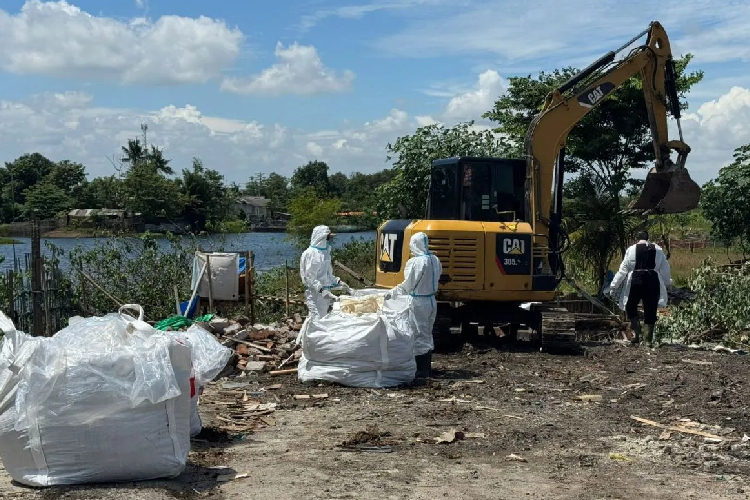 Petugas dari Satuan Tugas (Satgas) Penanganan Cesium 137 (Cs-137) mengumpulkan bahan terkontaminasi di Kawasan Industri Modern Cikande, Kabupaten Serang, Banten. (FOTO: ANTARA/HO-KLH)