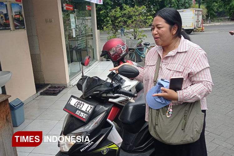 Warga Surabaya Bawa Nota Ganti Rugi Servis ke Posko SPBU Jambangan