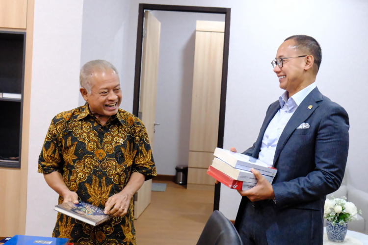 Eddy Soeparno Bahas Pengembangan Energi Terbarukan Bersama Purnomo Yusgiantoro