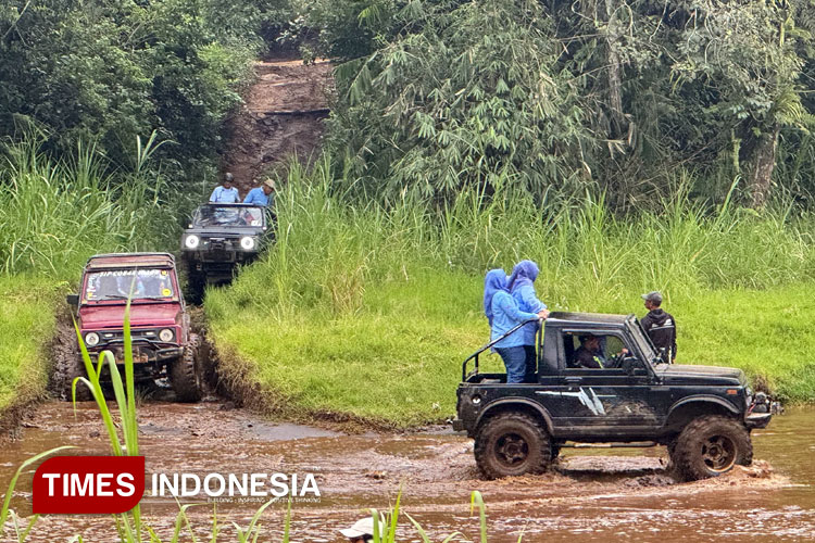 Rombongan mobil Jeep menyusuri medan off-road yang diakhiri dengan menyusuri sungai.  Kegiatan ini bisa dinikmati di wisata Coban Talun, Kota Batu. (foto: Beril Bestarino OS/TIMES Indonesia)