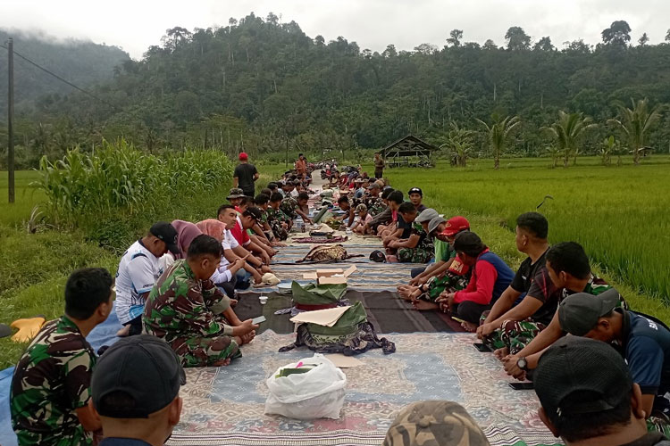 Satgas-TMMD-126-Berpeluh-Turun-di-Sawah-Petani-Lebakharjo-c.jpg