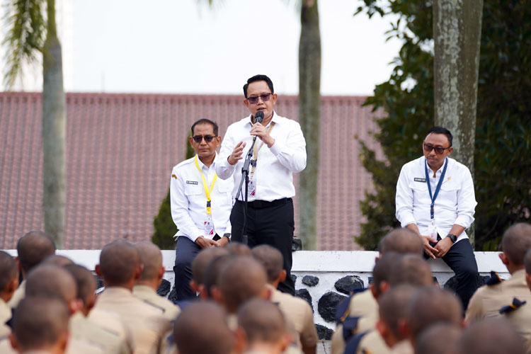 Sekdaprov Jatim Adhy Karyono saat pertemuan dengan praja asal Jatim di Kampus IPDN Jatinangor, Kamis (30/10/2025). (Foto: Dok.Humas Pemprov Jatim)
