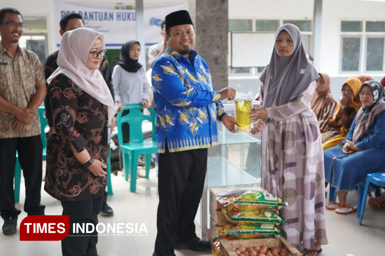 Wakil Bupati Bondowoso As'ad Yahya Syafi'i saat menyerahkan bantuan kepada KPM Jatim Puspa (FOTO: Moh Bahri/TIMES Indonesia)