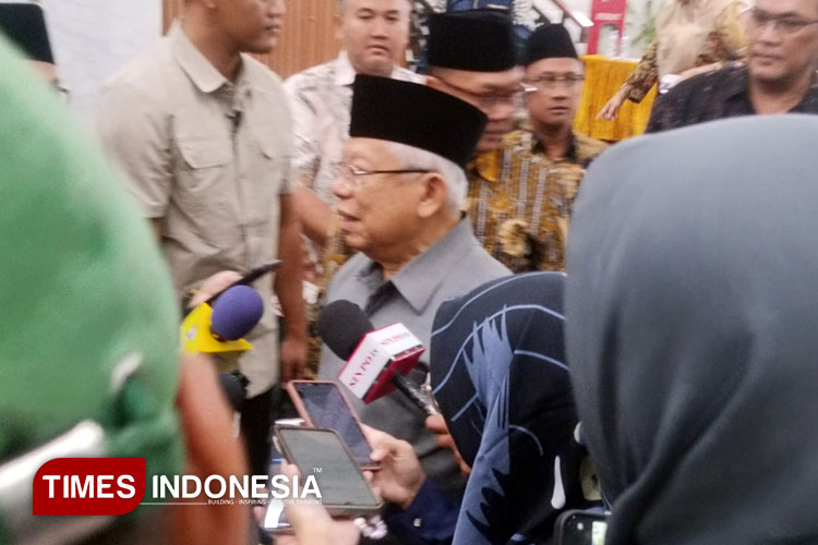 Wakil Presiden ke-13 Republik Indonesia KH. Ma'ruf Amin memberikan keterangan persnya. (FOTO: Fahmi/TIMES Indonesia)
