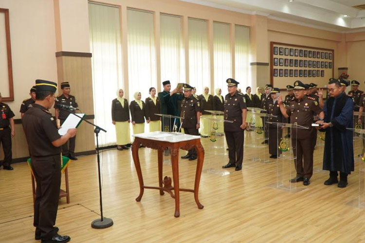 Kepala Kejaksaan Negeri di 23 kabupaten/ kota di Jateng dilantik di Semarang, Kamis (30/10/2025). (FOTO: ANTARA/HO-Kejati Jateng)