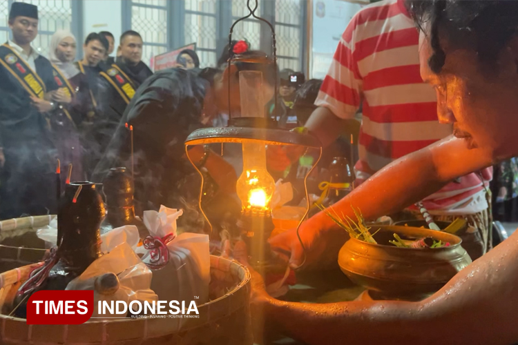 Penyerahan lentera di Istana Gebang menjadi puncak simbolik perjalanan napak tilas Sumpah Pemuda. (FOTO: Ardana Pramayoga/TIMES Indonesia)