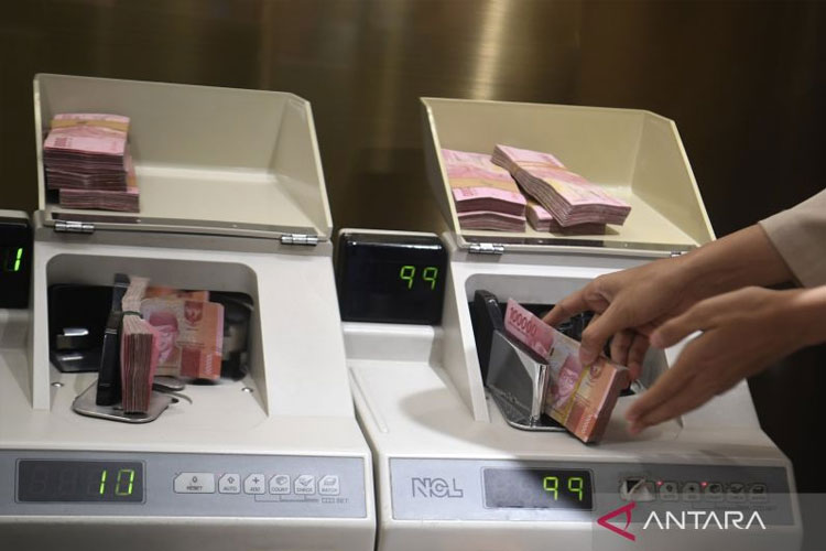 Rupiah Melemah Usai The Fed Turunkan Suku Bunga