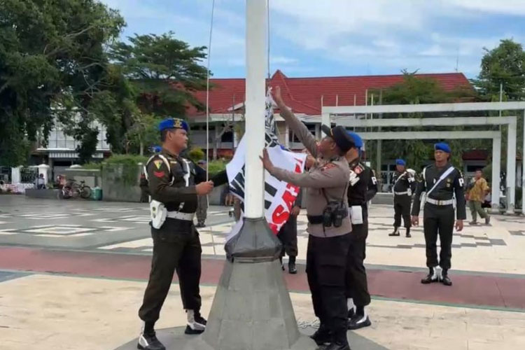 Aparat Turunkan Paksa Bendera AMPB di Alun-Alun Pati, Ganti dengan Merah Putih