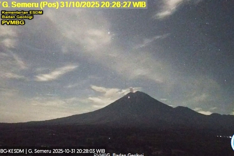Gunung Semeru Erupsi Lagi, Kolom Abu Capai 700 Meter di Atas Puncak