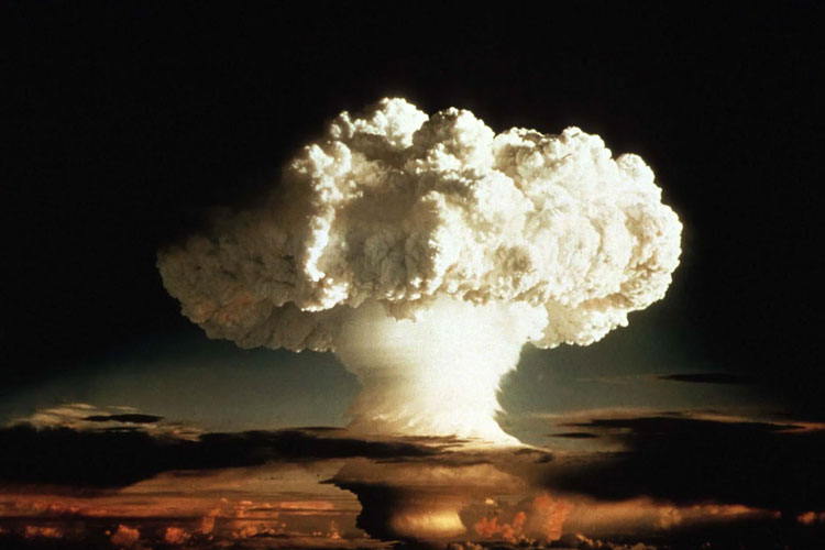Pada 1 November 1952, Amerika Serikat menguji Ivy Mike di  Kepulauan Marshall. Ivy Mike adalah bom hidrogen pertama di dunia dengan daya ledak 10,4 megaton, menjadikannya 700 kali lebih kuat daripada bom atom pertama. (FOTO: Business Insider)