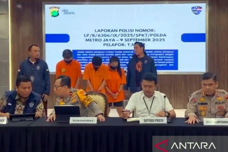 Konferensi pers Tindak Pidana Online Scam/Penipuan Online di Polda Metro Jaya, Jumat (31/10/2025). (Foto: ANTARA)