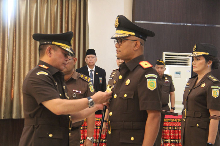 Kajati NTT Roch Adi Wibowo melantik 13 pejabat baru di Kejati NTT. (FOTO:Kasi Penkum Kejati NTT)