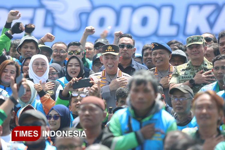 Kapolri Jenderal Listyo Sigit Prabowo saat berada ditengah-tengah ribuan ojol Jatim. (Foto: Tria Adha/TIMES Indonesia)