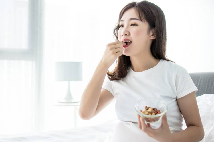 Ilustrasi - Makan Kacang (Foto: halodoc)