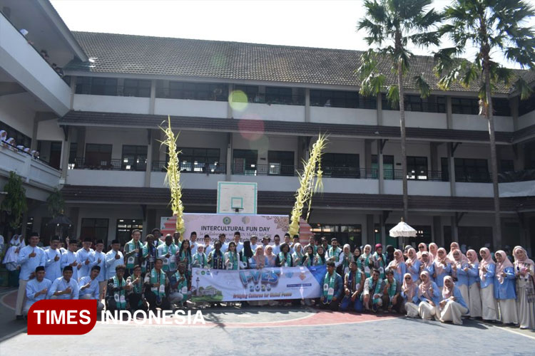 School Visit Peserta International Youth-Enhancing Study (I-YES) 2025 “Intercultural Fun Day”. (FOTO: AJP TIMES Indonesia)