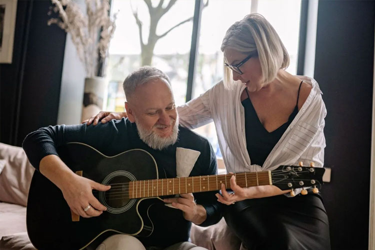 Mendengarkan Musik Turunkan Risiko Demensia Hingga 39 Persen di Usia 40