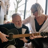 Mendengarkan Musik Turunkan Risiko Demensia Hingga 39 Persen