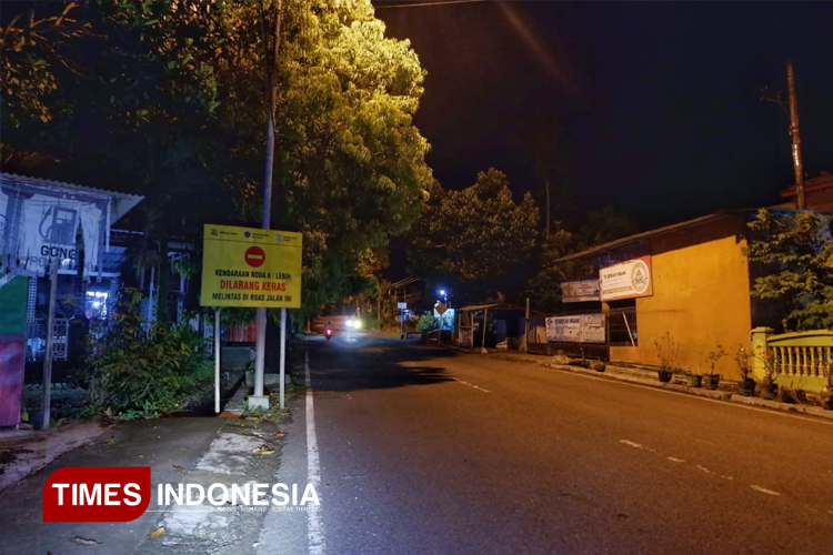 Papan peringatan kendaraan roda 6 dilarang melintas di jalur Sedeng Pacitan telah dipasang sejak pertengahan Oktober lalu, namun portal tak kunjung dibuat. (FOTO: Yusuf Arifai/TIMES Indonesia)