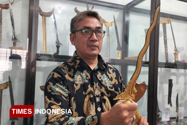 Melihat Galeri Benda Pusaka Pertama di Gresik, Ada Keris Rp500 Juta hingga Koleksi Abad ke-9