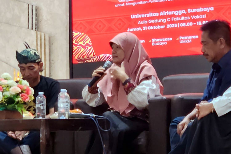 Anggota Komisi X DPR RI Reni Astuti bersama Pakar Komunikasi Unair Suko Widodo saat menjadi pembicara dalam sarasehan Festival Budaya, Jumat (31/10/2025). (FOTO: Dok.Humas Unair)