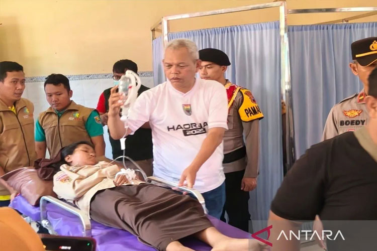 Seorang siswi SMK Kandeman Kabupaten Batang mendapatkan pertolongan untukdibawa ke RSUD Batang setelah diduga menyantap makanan program MBG, di Batang, Jumat (31/10/2025). (FOTO: ANTARA/Kutnadi)