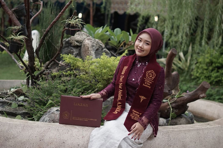 Dari Ladang Bawang Menuju Dunia Kesehatan, Kisah Shinta Wujudkan Impian