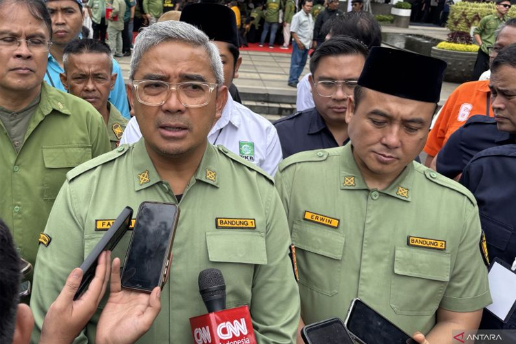 Arsip- Wali Kota Bandung Muhammad Farhan (kiri) bersam Wakil Wali Kota Bandung Erwin (kanan) saat memberikan keterangan di Kota Bandung, Jawa Barat. (FOTO: ANTARA/Rubby Jovan)