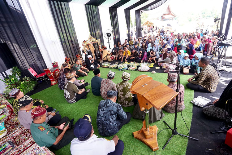 Suasana saat ratusan petani menggelar ritual Bubak Bumi. (Foto: Humas Pemkab for TIMES Indonesia)