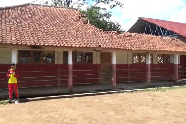 Atap Ruang Kelas SD di Cianjur Ambruk Setelah Lama Dinanti Renovasi