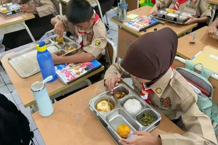 Ilustrasi - Sejumlah siswa menyantap makan bergizi gratis (MBG) di SDN Cipulir 01 Pagi, Jakarta Selatan, Rabu (12/2/2025). (ANTARA/Luthfia Miranda Putri)
