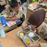 Diduga Mi atau Puding Bermasalah, 20 Siswa Jakarta Barat Alami Keracunan Usai Makan MBG