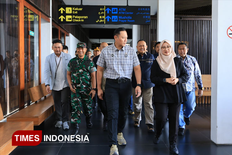 Menteri Koordinator Bidang Infrastruktur dan Pembangunan Kewilayahan RI Agus Harimurti Yudhoyono saat tiba di Bandara Banyuwangi disambut Bupati Banyuwangi Ipuk Fiestiandani. (FOTO: Humas Pemkab for TIMES Indonesia)