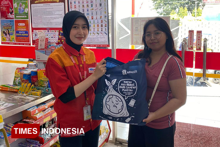 Alfamart Ajak Warga Kota Batu Bijak Gunakan Tas Kresek