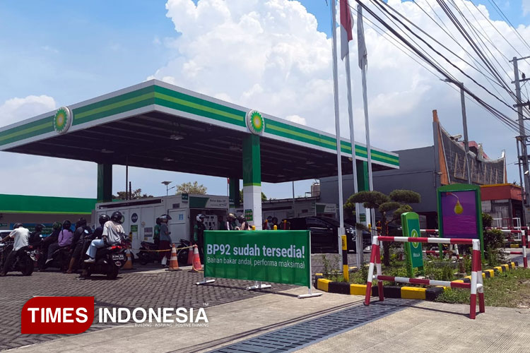 Antrean kendaraan mengular di SPBU BP Kota Malang. (Foto: Rizky Kurniawan Pratama/TIMES Indonesia)