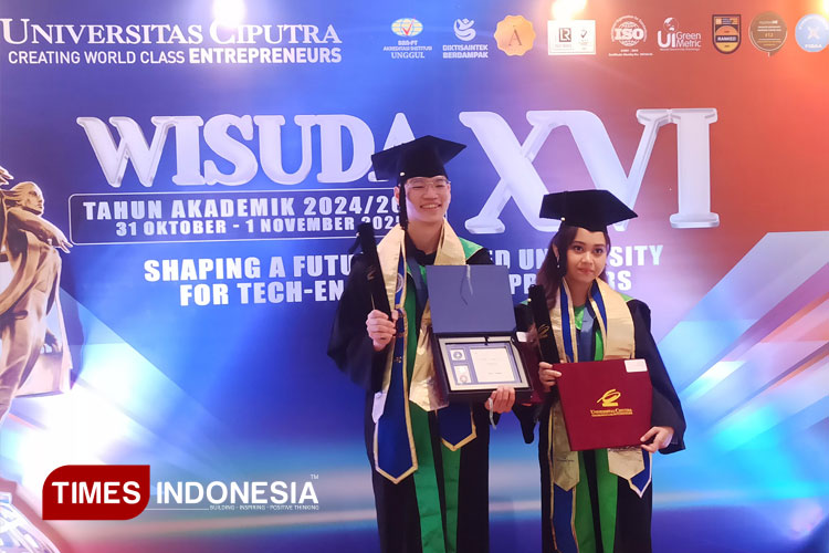 Dua wisudawan UC yang sukses mengembangkan bisnis di bidang digital. (FOTO: Siti Nur Faizah/TIMES Indonesia)