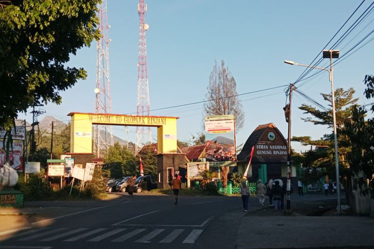 Gapura Balai TNGR di Kecamatan Sembalun, Kabupaten Lombok Timur, Provinsi NTB di Lombok Timur, Sabtu (1/11/2025). (FOTO: Antara/Akhyar Rosidi)