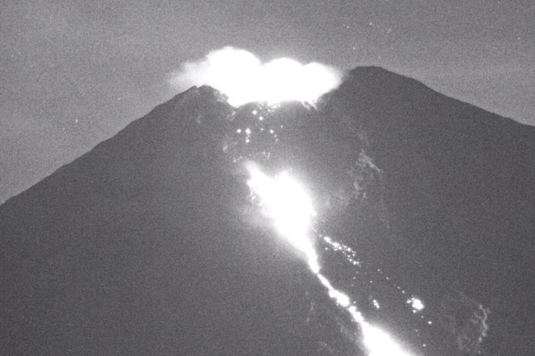 Gunung Semeru Kembali Erupsi, Lava Pijar Meluncur 2,5 Kilometer ke Besuk Kobokan